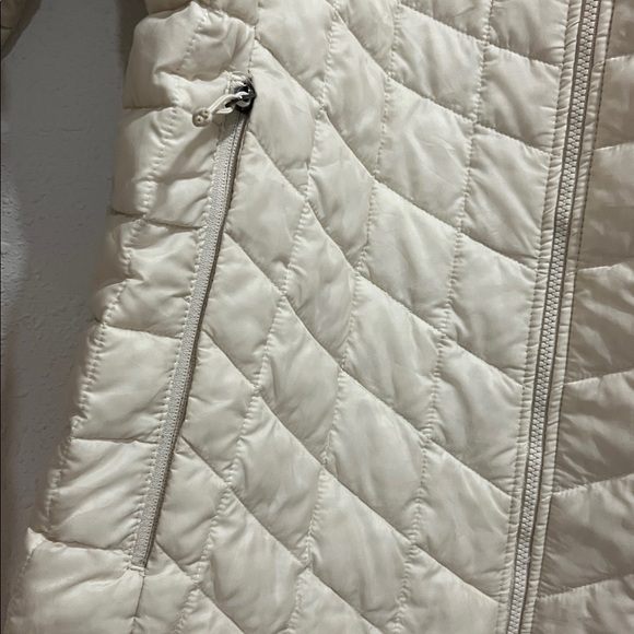 The North Face Women's Off-White Quilted Puffer Jacket - Picture 3 of 9